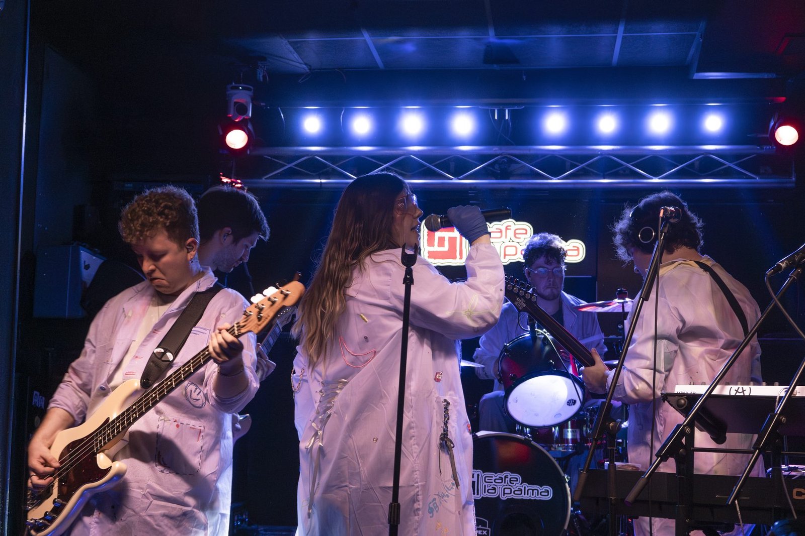 Laura Úbeda y su banda, con batas de laboratorio, en Café La Palma